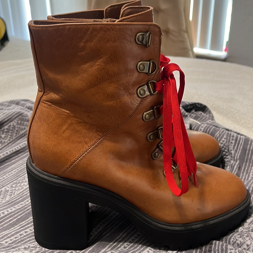 Steve Madden tan color Boots